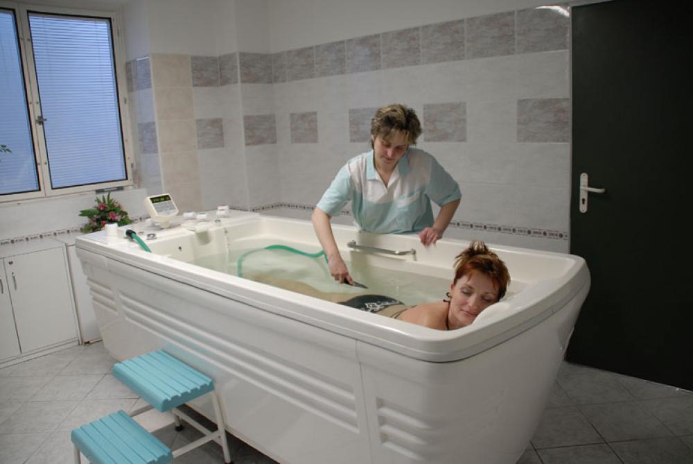 Радоновые ванны это. Радонотерапия Радон. Радоновые ванны в санатории. Санаторий Увильды радоновые ванны. Радоновые гинекологические орошения.